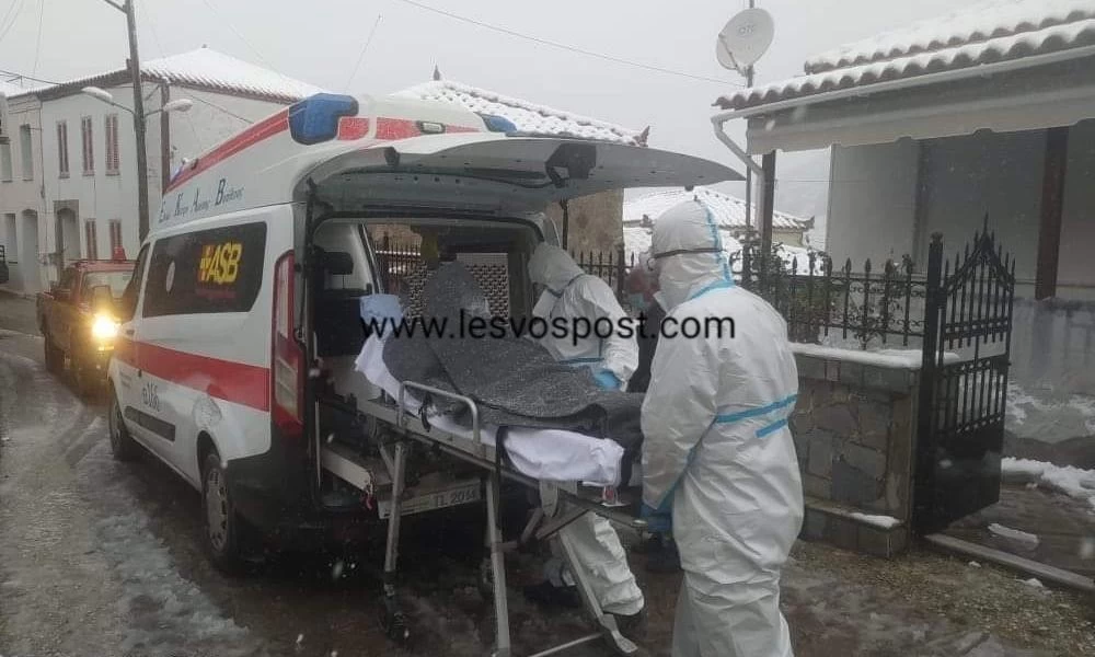 Κορονοϊός-Λέσβος: Διακομιδή γυναίκας με το ασθενοφόρο μέσα στα χιόνια